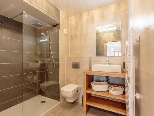 une salle de bain avec une douche, des toilettes et un lavabo dans l'établissement Appartement 6 pers avec terrasse, parking et WiFi à Champagny-en-Vanoise - FR-1-638-23, à Champagny-en-Vanoise