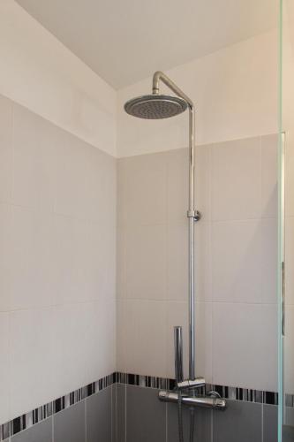 une salle de bain avec une douche avec une porte vitrée dans l'établissement Maison charmante vue mer - Erbalunga, à Erbalunga