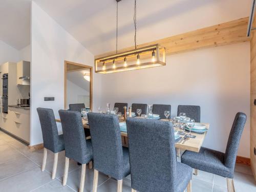 Photo de la galerie de l'établissement Appartement de standing pour 10 avec services, balcon et parking à Champagny-en-Vanoise - FR-1-638-24, à Champagny-en-Vanoise