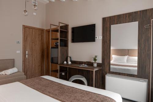 a hotel room with a bed and a tv at Manfredomus in Mussomeli