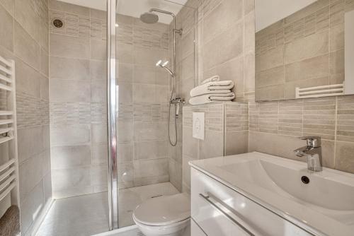 une salle de bain avec une douche, des toilettes et un lavabo dans l'établissement Charmant T2 45m2 pour 4 pers, à Orcières