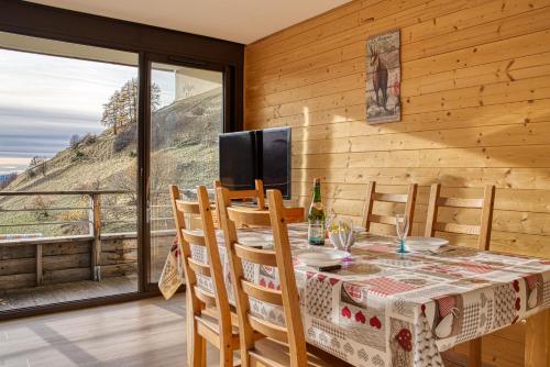 une salle à manger avec une table et des chaises dans l'établissement Charmant T2 45m2 pour 4 pers, à Orcières