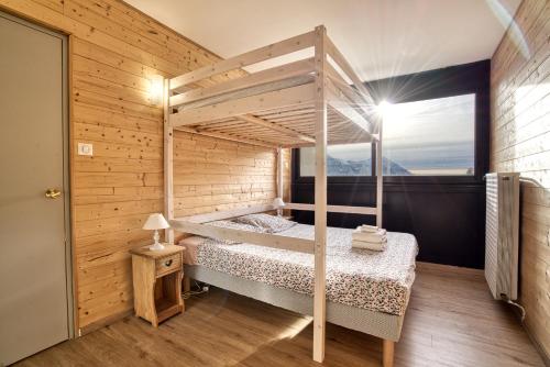 une chambre avec deux lits superposés et une fenêtre dans l'établissement Charmant T2 45m2 pour 4 pers, à Orcières