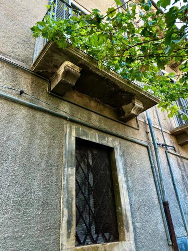 a window on the side of a building at Palazzo De Michele in Raiano