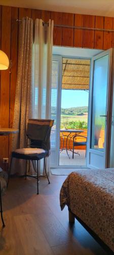 une chambre avec un lit et une porte coulissante en verre dans l'établissement Les Chambres d'Anna, à Royer