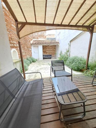 Photo de la galerie de l'établissement T2 avec cour le st amand, 3pers, 2 lit, wifi, à Agen