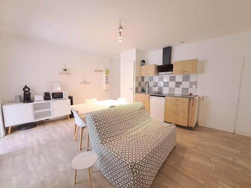 Photo de la galerie de l'établissement T2 avec cour le st amand, 3pers, 2 lit, wifi, à Agen