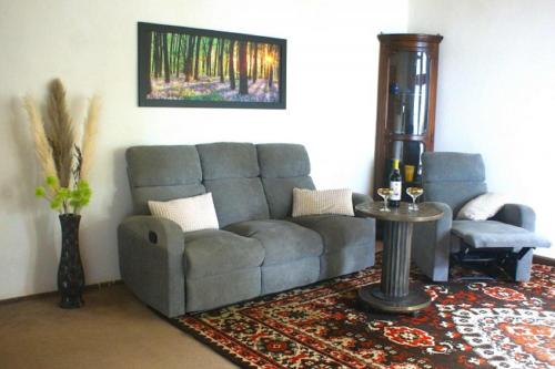 a living room with a couch and a table at Pferd - Spaß - Entspannung in Staitz