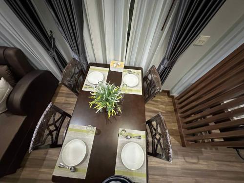 una mesa de comedor con tres platos. en Luxury Private Pool Villa-Ao Nang Krabi 2, en Ao Nam Mao