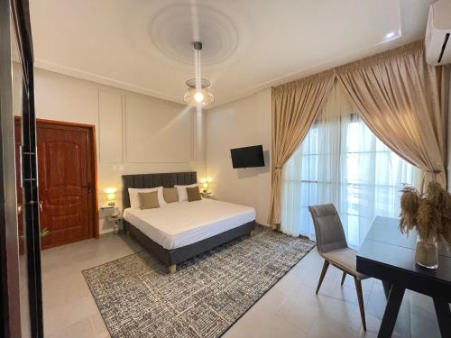 Ένα ή περισσότερα κρεβάτια σε δωμάτιο στο Lighthouse Signature Suites