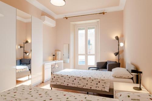 une chambre avec deux lits et un salon dans l'établissement San Tommaso, Luxury, 4 rooms, à Turin