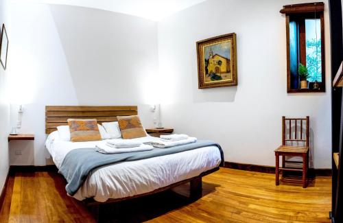 a bedroom with a bed with two towels on it at Casa California Guesthouse in Valparaíso
