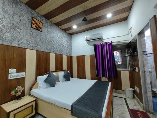 Postel nebo postele na pokoji v ubytování Hotel Swarajya Palace