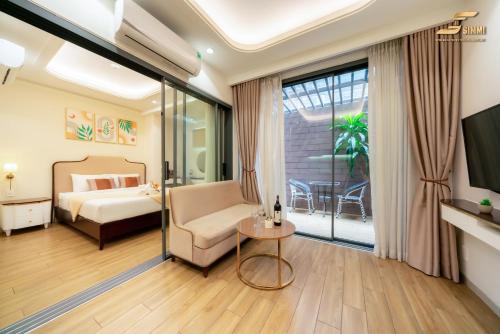 a hotel room with a bed and a table at Simmi 6 Hotel & Apartment in Ho Chi Minh City