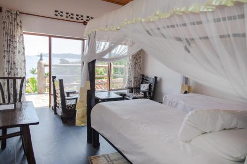 Postel nebo postele na pokoji v ubytování Serene Lake View Lodge in Kayove, Rwanda