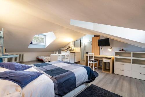 Ένα ή περισσότερα κρεβάτια σε δωμάτιο στο enJoy Home - Monolocale S Sofia sui tetti di Padova