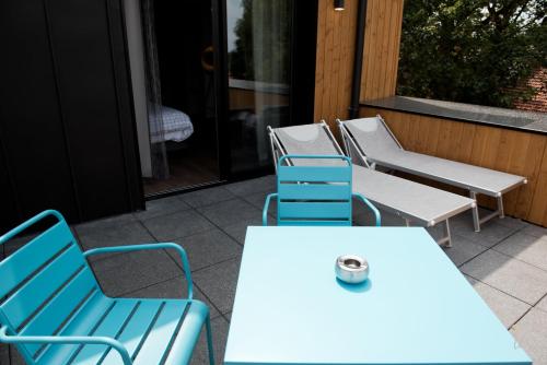 a group of chairs and tables on a patio at Armes de Champagne in Châlons-en-Champagne