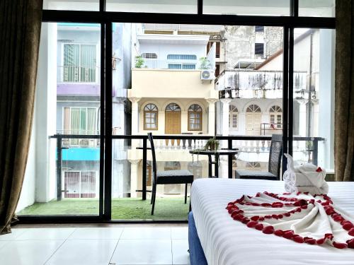 Un dormitorio con una cama y una ventana grande en Beachwalk Patong, en Patong Beach