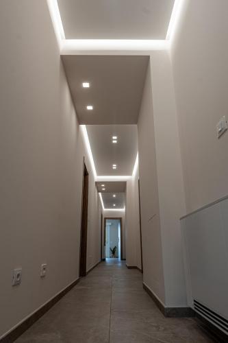 a hallway with white walls and a ceiling at Manfredomus in Mussomeli