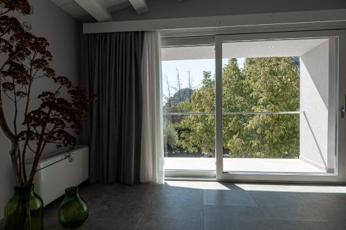 an open window with a view of a tree at Manfredomus in Mussomeli