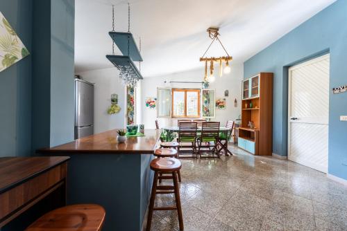 a kitchen and dining room with blue walls at Villa Dora in Trabia