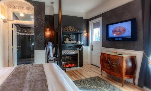 a bedroom with a fireplace and a tv on the wall at Sunbright Inn in DeFuniak Springs