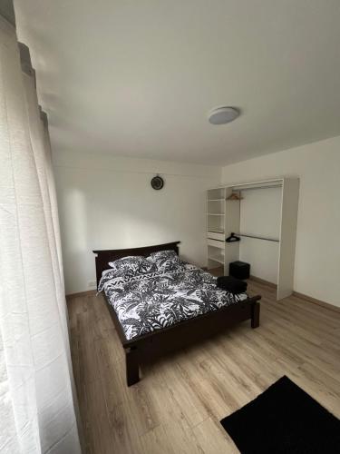 une chambre avec un lit dans une pièce dans l'établissement Appartement proche de la citadelle, à Saint-André