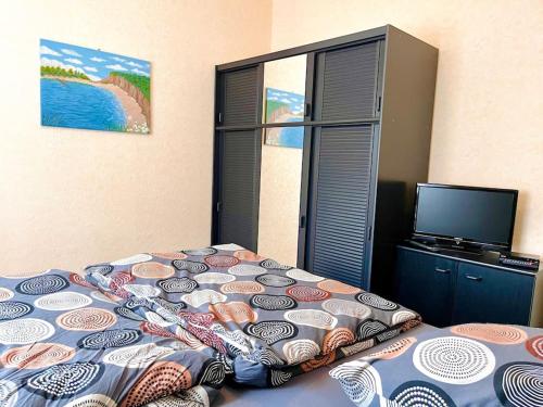 1 dormitorio con 1 cama grande y TV. en Turmhof Jüterbog, en Jüterbog