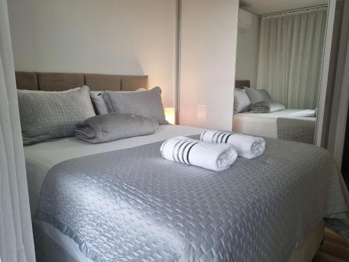 Un pat sau paturi într-o cameră la Maravilhoso Apto, prédio premiado, 40 metros 2 , uma suíte wide hilton garden, melhor localização de são paulo, metrô fradique coutinho, garagem inclusa