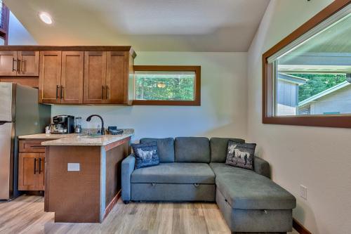 a living room with a couch and a kitchen at Retreat on the Lake in Hiawassee