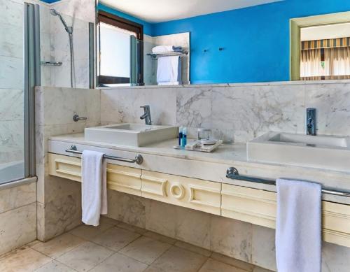 Baño con 2 lavabos y espejo en Hotel Blancafort Spa Termal, en La Garriga