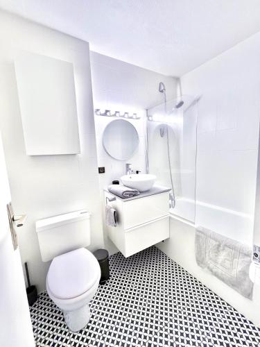 une salle de bain blanche avec des toilettes et un lavabo dans l'établissement Appartement idéal en plein centre ville proche lac, à Annecy