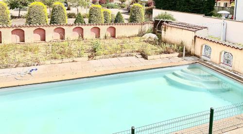 une grande piscine bleue dans un immeuble dans l'établissement Maison cosy avec piscine, à Paray-le-Monial