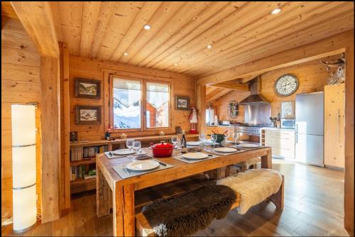 - une cuisine avec une grande table en bois dans une cabine dans l'établissement Chalet Coelacanthe, à La Clusaz