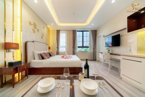 a hotel room with a bed and a table and a kitchen at Simmi 6 Hotel & Apartment in Ho Chi Minh City