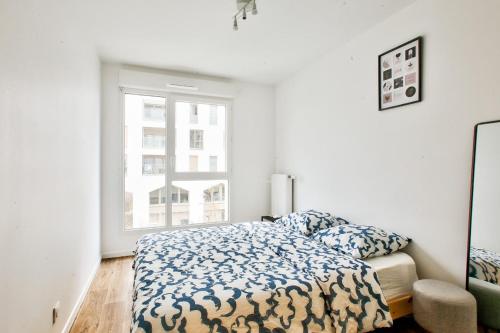 Un dormitorio blanco con una cama y una ventana. en Chambre privée dans un appartement en colocation, parking gratuit, en Bagneux