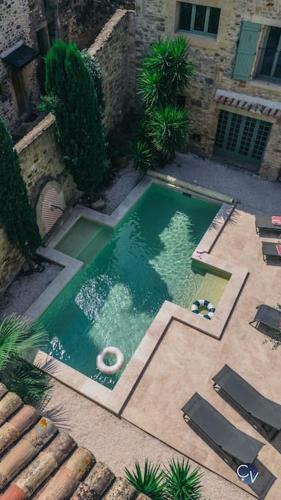 une vue aérienne d'une piscine dans un immeuble dans l'établissement Mas Evalla, Charme, Piscine Chauffée et Vue Unique, à Saint-Pons-la-Calm