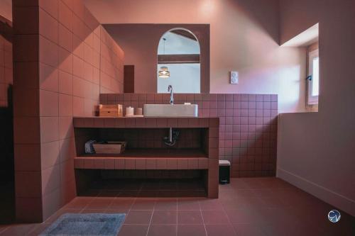 une salle de bain avec un lavabo et un miroir dans l'établissement Mas Evalla, Charme, Piscine Chauffée et Vue Unique, à Saint-Pons-la-Calm