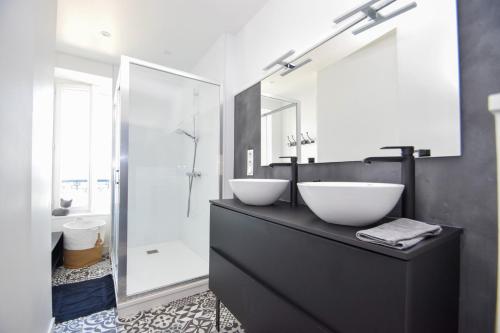Ένα μπάνιο στο Appartement 4 pers vue mer au Grand Hôtel