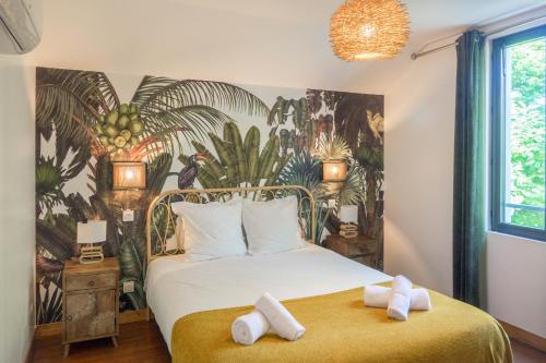 une chambre avec un lit avec deux serviettes dessus dans l'établissement Proche ORLEANS - Maison 2 chambres - Accès direct au Bord du Loiret, à Saint-Hilaire-Saint-Mesmin