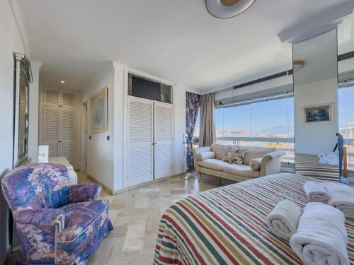Posteľ alebo postele v izbe v ubytovaní Parque Marbella Three Bedroom Apartment