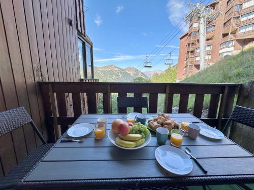 - une table en bois avec une assiette de fruits dans l'établissement 4 Seasons for 8 persons with Sauna and Local Ski, à Isola