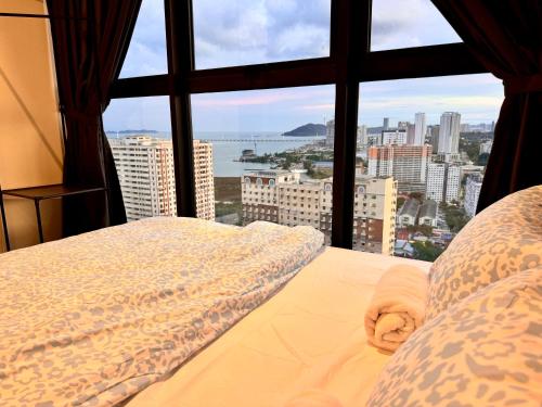 Posto letto in camera con vista sulla città di Large Familystay 3BR Stunning Sea & City-view, Georgetown a Jelutong