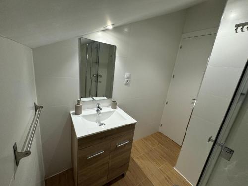 a bathroom with a sink and a mirror at Triplex Loft Mountain ZONA BAJA in Sierra Nevada