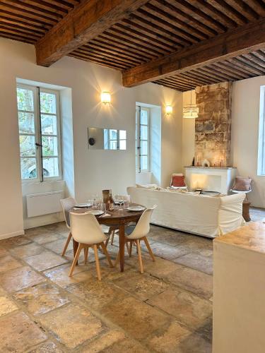 Posezení v ubytování Une Nuit en Provence Appartement Authentique