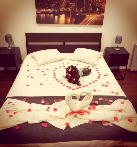 a bed with a heart made out of roses at Estudio Metro heroismo in Porto