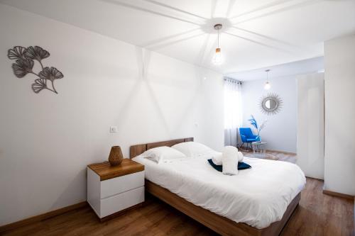 - une chambre blanche avec un grand lit et des draps blancs dans l'établissement Sweet-Cozy, à Knutange