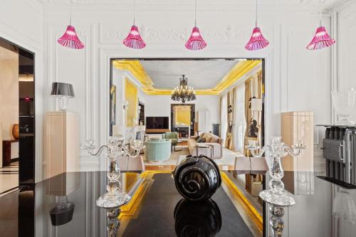 - un salon avec un grand miroir et des pendeloques roses dans l'établissement Spectacular 3BR Luxury Residence - Arc de Triomphe, 264m2, à Paris