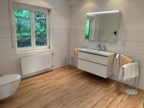 Ένα μπάνιο στο Landhaus Wiesemann Parkappartements & Dependance - Nähe Ettelsberg-Talstation