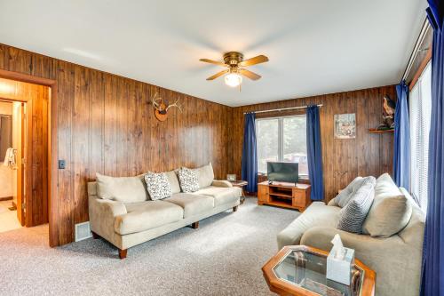 Χώρος καθιστικού στο Cabin in Boulder Junction with Fire Pit and Deck!